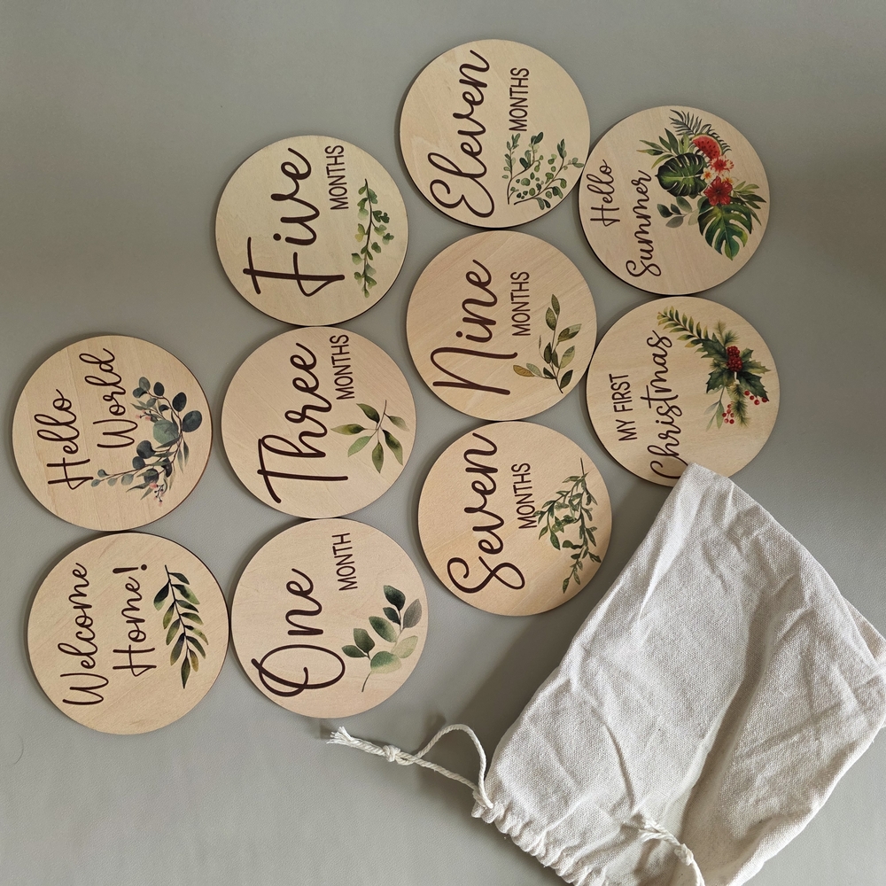 Baby Newborn Month Wooden Milestone Discs Signs Holidays Photo with Leaf Design